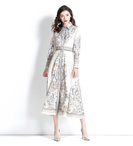 Detailansicht eines böhmischen Maxi-Kleides mit Hemdkragen und elegantem Blumendruck