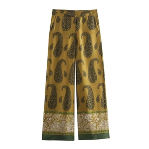 Détail du pantalon large en satin avec motif paisley et bordure fleurie ethnique