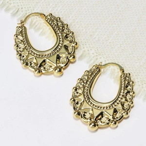 Pendientes de aro huecos bañados en oro con elegantes texturas florales en relieve