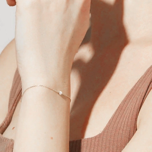 Detailansicht eines S925 Silber Opal-Armbands am Handgelenk einer Frau mit sanftem Licht