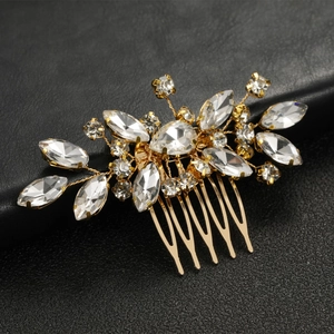 Pettine per capelli da sposa fatto a mano in oro con cristalli su sfondo nero ruvido