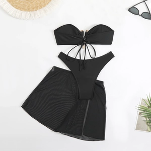 Détail d'un bikini 3 pièces noir avec paréo en maille transparente et anneau décoratif en métal