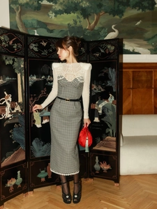 Robe longue moulante à carreaux vintage avec manches en dentelle blanche et ceinture