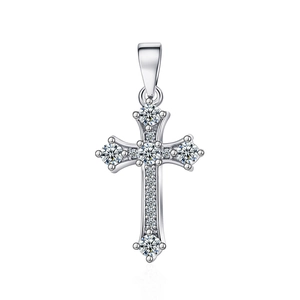 Dettaglio macro del ciondolo a croce in argento con micro-pavé di zirconi su sfondo bianco