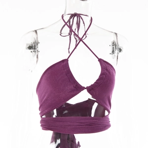 Vue détaillée du haut dos nu violet avec bretelles enveloppantes réglables sur un mannequin