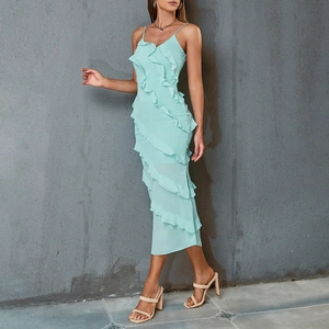 Détail de la robe à volants vert menthe montrant l'ourlet sirène et la silhouette élégante