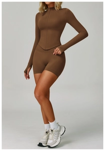 Ensemble de yoga marron avec haut zippé à manches longues et short de sport stretch