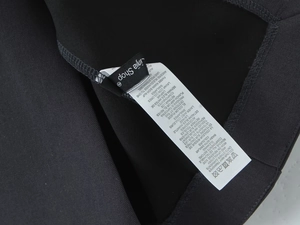 Macro detail van de stoftextuur en het wasvoorschrift label aan de rok