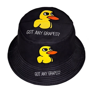 Cappello da pescatore in cotone nero con ricamo di anatra gialla e Got Any Grapes