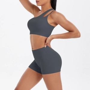Detail von dunkelgrauem One-Shoulder-Yoga-Set mit Ausschnitt und High-Waist-Shorts