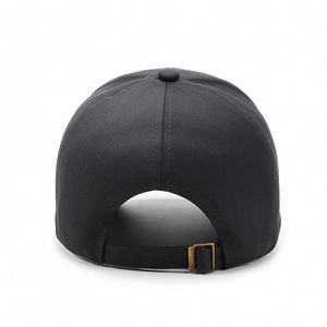 Vue arrière de la casquette de baseball en coton noir avec boucle en métal réglable