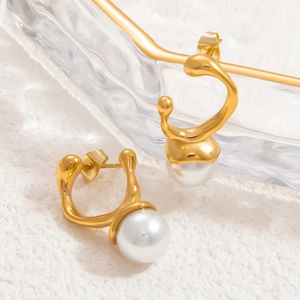 Detailed view of 18k gold irregular fluid metal earrings with white round pearls
