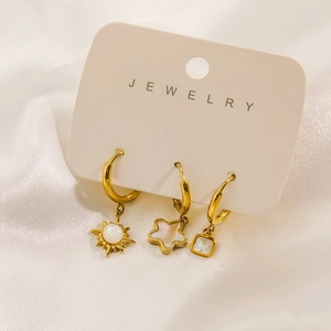 Dettaglio degli orecchini placcati oro 14K con inserti in conchiglia e ciondoli sole