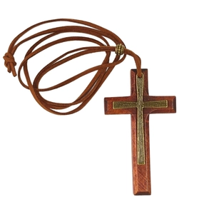 Collier vintage à pendentif double croix en bois avec insert métallique sur cordon cuir