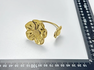 Dettaglio del bracciale a fiori placcato oro 18 carati con righello per la misura