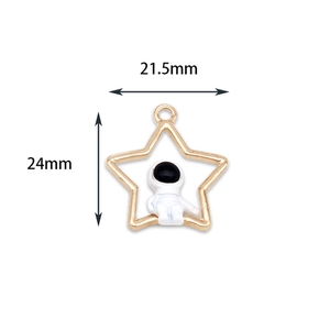 Vue détaillée de la taille du pendentif astronaute en étoile dorée, 24mm x 21,5mm