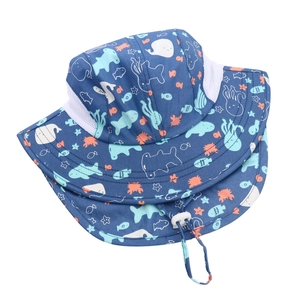Détail d'un chapeau de soleil bleu pour enfants avec motifs marins et doublure filet