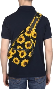 Détail du sac de poitrine à motif tournesol avec poche filet latérale et bandoulière