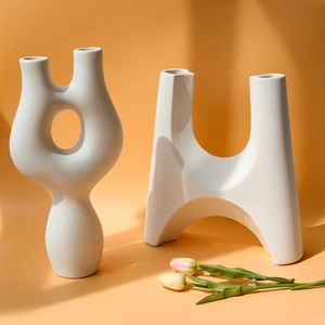 Abstracte witte matte keramische vazenset met geometrische uitsnede voor modern decor