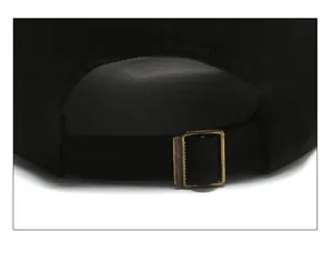 Détail de la boucle métallique réglable à l'arrière de la casquette noire en coton