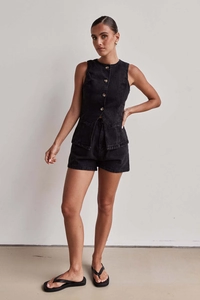 Dettaglio del set in denim nero carbonio con gilet senza maniche e pantaloncini dritti