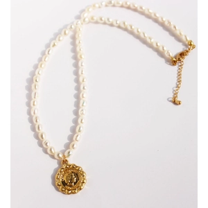 Collana di perle vintage francese con ciondolo a moneta d'oro bifacciale e ali d'angelo