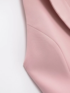 Gros plan du tissu en sergé fin et des coutures de cet ensemble dos nu rose élégant