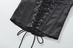 Dettaglio del retro di un corsetto in raso nero con lacci incrociati e occhielli