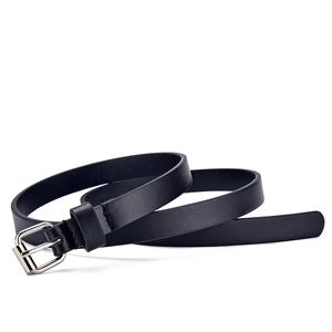 Vista dettagliata di una elegante cintura nera per bambini con fibbia argentata classica.