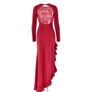 Vue détaillée du dos de la robe à paillettes rouges avec dos nu et ourlet à volants