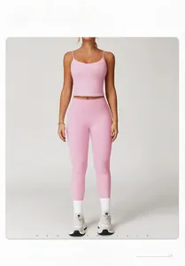 Détail du legging de yoga taille haute rose vif et de la brassière de sport assortie