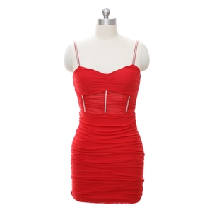 Détail de mini robe moulante rouge avec tissu froncé et lignes de décoration en strass