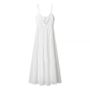 Robe longue blanche élégante à bretelles avec design évidé et détails de laçage à l'avant