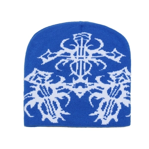 Dettaglio del berretto in maglia blu con motivo gotico bianco e trama calda lana