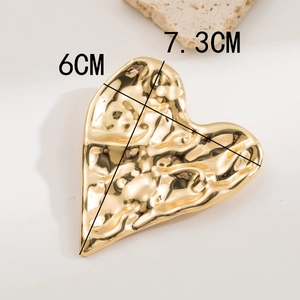 Detailed view of golden heart-shaped jewelry tray with 6CM height and 7.3CM width markers