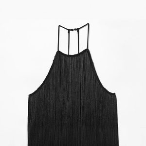 Damen Neckholder-Top aus schwarzem Samt mit langen Fransen auf weißem Hintergrund