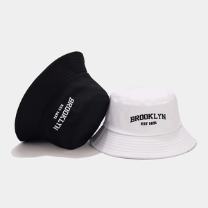 Chapeaux bobs en coton noir et blanc avec broderie Brooklyn sur fond blanc uni