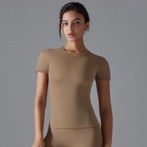 Details des elastischen lattefarbenen Stoffes und Taillenbundes vom Yoga-Set