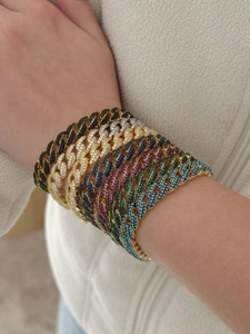 Pile de bracelets à maillons cubains colorés sertis de diamants pour un style hip-hop