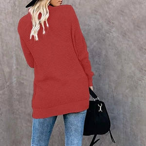 Vista posteriore dettagliata del cardigan rosso in maglia waffle con vestibilità morbida
