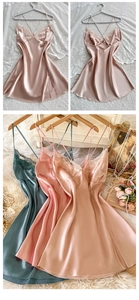 Détails de la nuisette en satin avec bordure dentelle, col en V et bretelles croisées