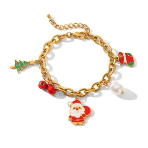 Détail d'un bracelet de Noël doré avec pendentifs Père Noël, sapin et cloches de fête