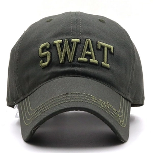 Dettaglio del ricamo SWAT 3D su berretto tattico in cotone verde oliva con visiera usurata
