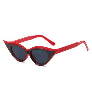 Lunettes de soleil œil de chat à monture rouge et noire avec verres gris foncé pour femme