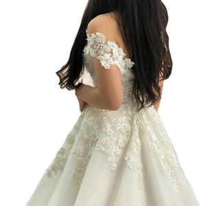 Robe de mariée élégante en dentelle blanche avec épaules dénudées et traîne en tulle brodé