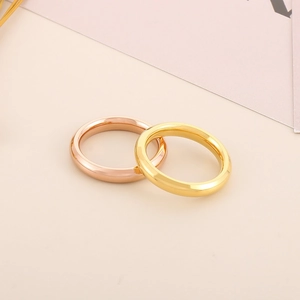 Vista dettagliata di anelli minimalisti da 4mm in acciaio al titanio oro e oro rosa