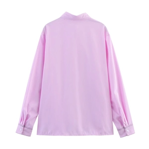 Vue détaillée du dos d'une chemise à rayures roses avec manches longues boutonnées