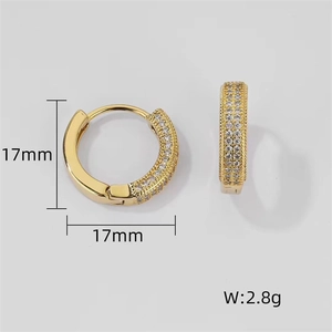 Vue détaillée des créoles dorées de 17mm avec zircons et mesure du poids de 2,8g