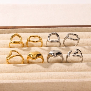 Detail van een set van 8 goud- en zilverkleurige ringen met hartjes en golvende vormen