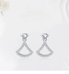 Gros plan sur des boucles d'oreilles en argent S925 en éventail avec oxydes de zirconium